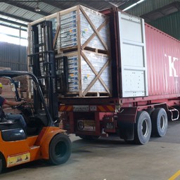 load pallets container